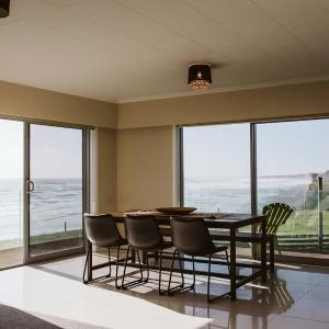 ABC on Wanaka Bay - beachfront home w. ocean views