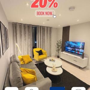 Modern 2 Bed, 2 Bath Apt with Ensuite By Avalora Short Lets & Serviced Accommodation Salford, Near Tram Central Manchester, Train station, Parking