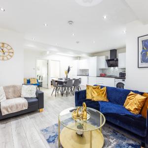 Three Bedroom Apartment By Dashh Properties Short Lets & Serviced Accommodation In Shepherds Bush Sleeps 9 With Free Wifi