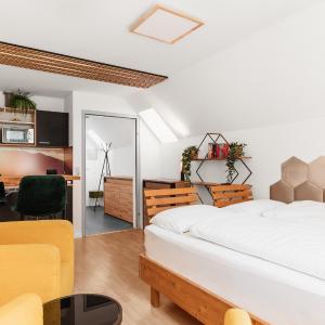 Hike & Ski-in Ski-out Mountain View Apartment for Family & Friends