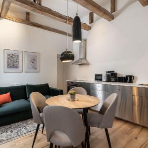 Brick & Beam Loft Duplex -30sqm- near Antonplatz