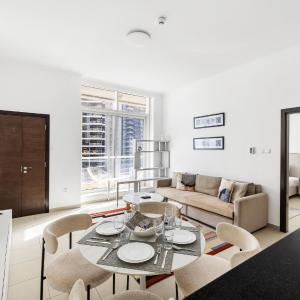 1BR Apartment with Balcony & Marina Views