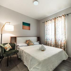 Stylish Apt with Pool & Balcony, 4 Min to Beach - RC7