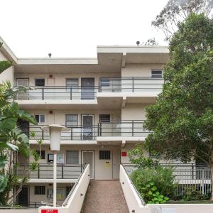 Bronte Beach Coastal Apartment with Ocean View