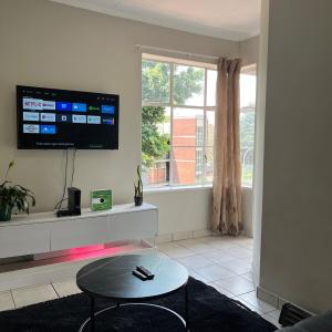 Scenic 2-Bedroom Apartment - Upper Houghton - Fast Wi-Fi & Washer