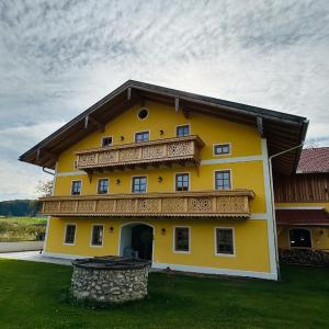 SEEBERGER GÜTL - by "Schloss Gessenberg" Exclusive apartments with a historic ambience for lovers of art and antiques