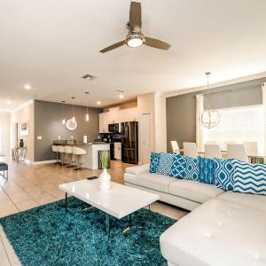 Awesome 5 br townhome with pool by Disney