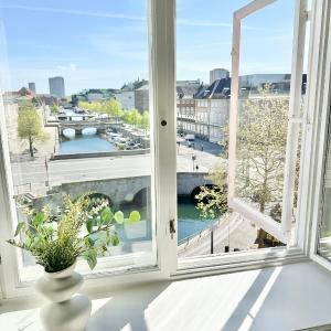 Deluxe 4 Bedrooms 180 m2 Canal View Prime Location