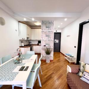 DOCK OF THE BAY GENOVA, Stylish Apartment in the Heart of Genoa with Air Conditioning, Private free Garage, Harbour View, extra garage at 25,00 euro per night on request