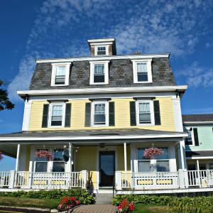 Harbor House Inn