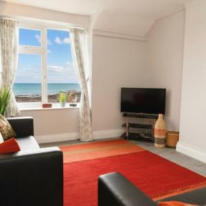 2BR Seaside Escape in Wales with Sea View