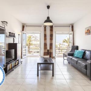 B77 - Marina View on Avenida Apartment