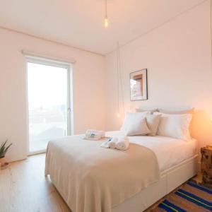 Wave of Light in Lisbon by Innkeeper