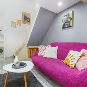 Quiet Cozy Art Apartment - City Center, Near Metro