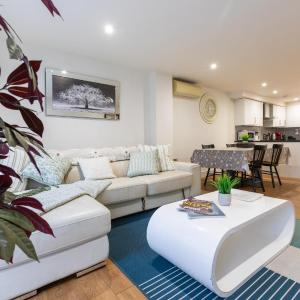 Zone 1 Modern 2 Bed 2 Bath Apt with outdoor space Hyde park