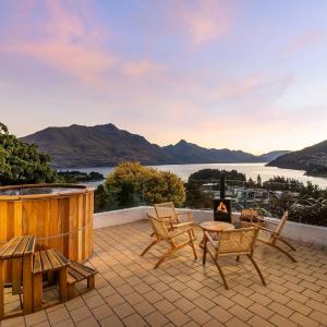 Edinburgh 3BR 2BA with Hot Tub Views Fireplace