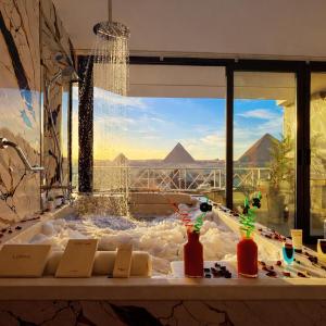 Zoom Pyramids View inn