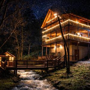 Creek, Pet Friendly, Spa, Arcade, Private, King Beds, Games, Easy Roads