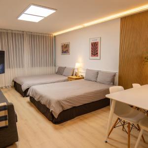 Direct Elevator to Hongdae Station, NEW Residence by 13yr Superhost