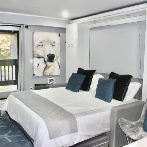 Luxury Condo with Garage Parking and Pool