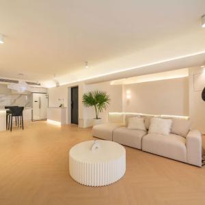 Pure home-Shanghai core high-floor house, large area, near Yuyuan Garden, the Bund People's Square,Commanding Panoramic Night of the Pearl Tower,Enjoying the stunning views of the Bund
