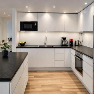Modern, bright 2 bedroom apartment with great views
