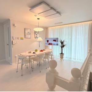 Sindaebang Station 8 minutes on foot 20 minutes by subway from Hongdae to Gangnam 3 room 4 queen beds 1 bed per person 2 floor 1 minute from convenience store