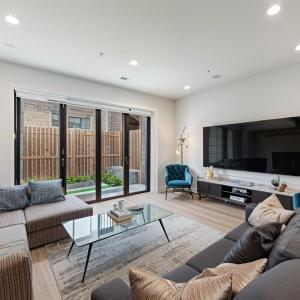 Spacious 4-bed townhouse with parking