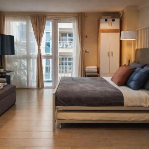 12e Spacious Cozy Suite at The Venice Mall with FREE Parking and Washing Machine