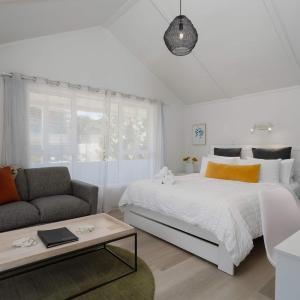 Spacious, Breezy Studio Apartment, Moments from Downtown and Beach
