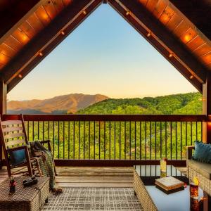 Splashtacular: Indoor Pool~Gorgeous Views~HotTub~GameRoom~Resort