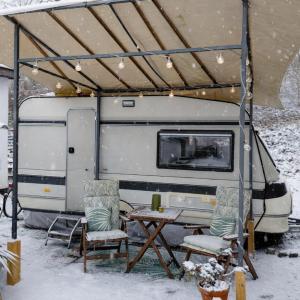 NatureCity Adventure in Camper - also in winter with heating - Ruhe, Garten, Hängematte, Heizung, AirCooler, Kaffeemaschiene, großes Bett, kostenlose Fahrräder, Outdoordusche, 25 min zum Alexanderplatz und Fernsehturm