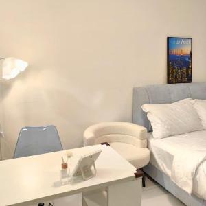 Bukit Indah Skytree Comfort Creamy Studio Apartment