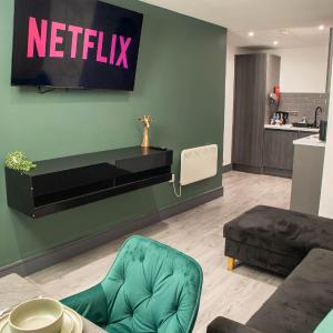 Luxury Serviced Apartment With Super King Bed Workspace WiFi & Netflix Washer Dryer Close Parking