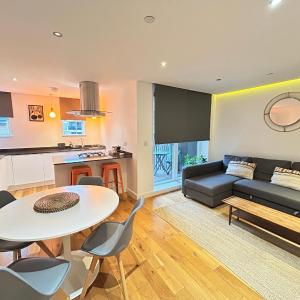 Modern 2BR East London Flat with Balcony near the tube