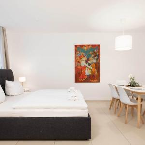 Berlin Mitte Apartment Walk to Museum Island Fast WiFi