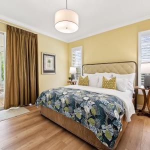 Neapolitan Vacation Rentals - Pet Friendly, Newly Updated Luxury Home with Private Pool! Complete Privacy and Only a 10 Minute Walk to Vanderbilt Beach Close to Mercato and the Best of Naples