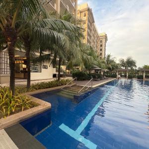 2 BR near NAIA SM BF Pool Balcony 6 guest