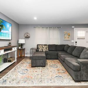 Sunlit Renovated Home, BBQ, Porch & Trails Nearby