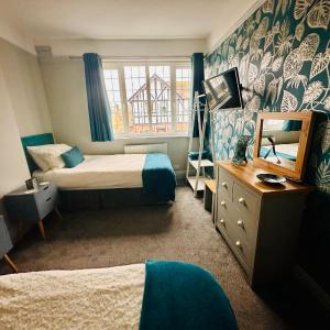 The Tudors Modern 3-Bed Home with Fast WiFi, Private Drive & Near Town Center