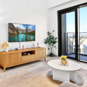 Sleek 1BR w Canal Views Next to Dubai Mall
