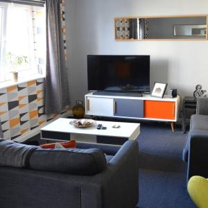 Large 2 bed flat, 2 bath, free parking & lift