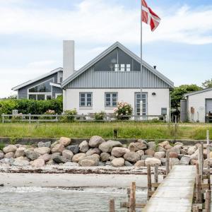 Home With Views And Walking Distance To Nature