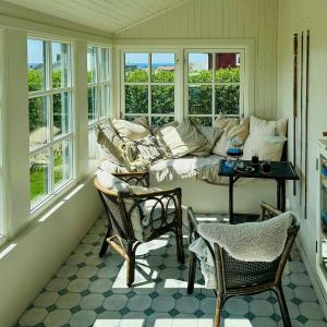Cottage With Glass Porch By Apelviken Beach