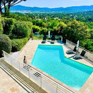 GRICARD Villa T5 avec piscine vue panoramique sur les collines de Grimaud et aperçu mer