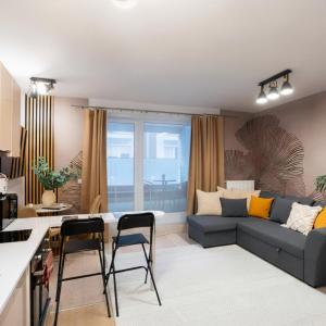 Modern Newly-built Home by the New York Cafe