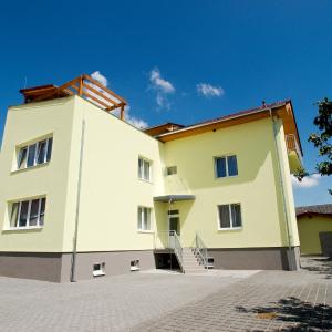Villa Marcus - rodinný relax 200 m od Penzionu Kometa, u jezera s grilem a sdílenou kuchyní