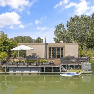 THE ROOT your charming floating home