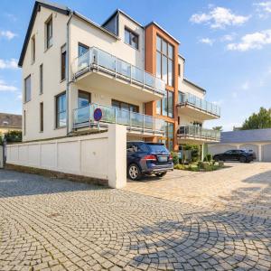 KStay Apartment-Kombi im EG und DG für bis zu 8 Personen mit Dachterrasse, Parkplätzen, Smart-TVs