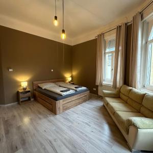 Deri Hangout Base by Downtown